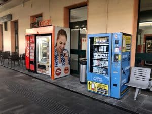 Servicios de máquinas expendedoras en el andén hacia Barcelona