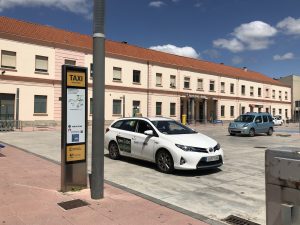 Parada de taxi a 20 metros de la puerta principal de la Estación de Tren de Pamplona.