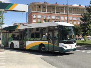 Autobuses urbanos conocidas como "Villavesas" en Pamplona.