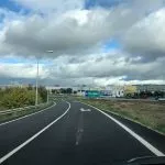 Carretera de acceso al aeropuerto sin senda peatonal,
