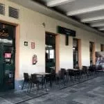 Mesas y sillas de la única cafetería de la estación con entrada por varios sitios.