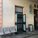 Baños de la estación de tren ubicados en el andén dirección Barcelona