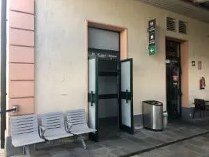 Baños de la estación de tren ubicados en el andén dirección Barcelona