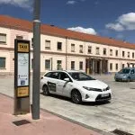 Parada de taxi a 20 metros de la puerta principal de la Estación de Tren de Pamplona.