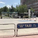 Parada de taxi y autobuses locales en la misma puerta de la estación.