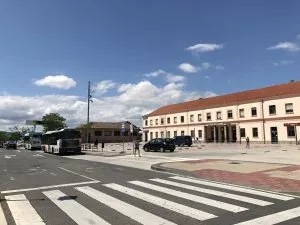 Fachada de la estación de tren de Pamplona.