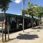 Parada de la linea 16 en la dirección opuesta, hacia Berriozar.