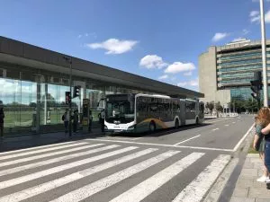 Parada del autobús local de Pamplona con un recorrido muy extenso que te lleva al aeropuerto también.