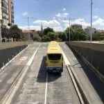 Salida y entradas de taxis, vehículos particulares y autocares.