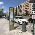 Parada de taxi a unos metros de la salida de los peatones de la estación de autobuses como puedes ver atrás.
