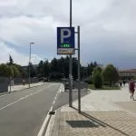 Aparcamiento privado frente a la Clínica Universitaria. Se encuentra en la entrada trasera.