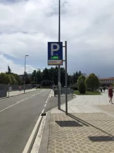 Aparcamiento privado frente a la Clínica Universitaria. Se encuentra en la entrada trasera.