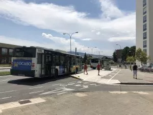 Parada del autobús en la misma acera de la Clínica. (Puerta principal) con dirección Barañain, Etxabacoiz o Zizur Menor y Mayor.