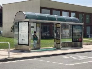 Parada ubicada en la acera de enfrente de la Clínica. (Puerta de Cima o Acunsa) con dirección Pamplona.
